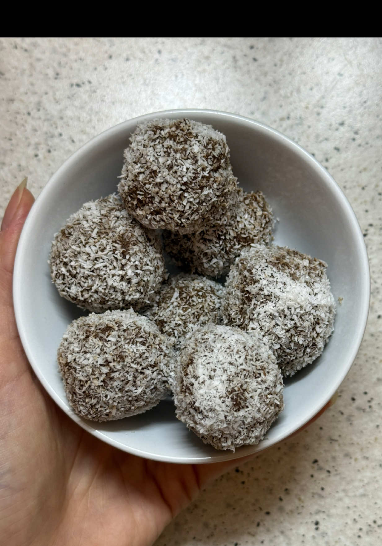 💪 Υγιεινό σνακ χωρίς ενοχές – έτοιμο σε 5 λεπτά! Υλικά: 	•	1 ώριμη μπανάνα 🍌 	•	½ φλ. (περίπου 60 γρ.) τριμμένο ινδοκάρυδο 🥥 	•	2 κ.σ. (περίπου 20 γρ.) κακάο άγλυκο 🍫 	•	(προαιρετικά) Λίγες σταγόνες στέβια ή άλλο φυσικό γλυκαντικό ( ή 1-2 κ.γ μέλι) Εκτέλεση: 	1.	Λιώσε τη μπανάνα με ένα πιρούνι σε ένα μπολ. 	2.	Πρόσθεσε το κακάο και το ινδοκάρυδο και ανακάτεψε καλά μέχρι να ενωθούν τα υλικά και να έχεις μια πλάσιμη ζύμη. 	3.	Πλάσε μικρά μπαλάκια με τα χέρια σου. 	4.	Πέρασέ τα από επιπλέον ινδοκάρυδο για επικάλυψη. 	5.	Βάλε τα στο ψυγείο για 30 λεπτά να σφίξουν. ✅ Tips: 	•	Μπορείς να τα φυλάξεις στην κατάψυξη και να έχεις πάντα έτοιμο σνακ. 	•	Είναι τέλεια με καφέ ή σαν γλυκό μετά το φαγητό #trufakia #trufes #healthyrecipes #healthysnack #snackideas                      Ingredients: 1 ripe banana 🍌 ½ cup (about 60 g) shredded coconut 🥥 2 tbsp (about 20 g) unsweetened cocoa 🍫 (Optional) A few drops of stevia or another natural sweetener (or 1–2 tsp honey) Instructions: Mash the banana with a fork in a bowl. Add the cocoa and coconut, and mix well until the ingredients combine into a moldable dough. Shape small balls with your hands. Roll them in extra shredded coconut for coating. Refrigerate for 30 minutes to firm up. ✅ Tips: You can store them in the freezer for a ready-to-eat snack anytime. Perfect with coffee or as a dessert after meals.