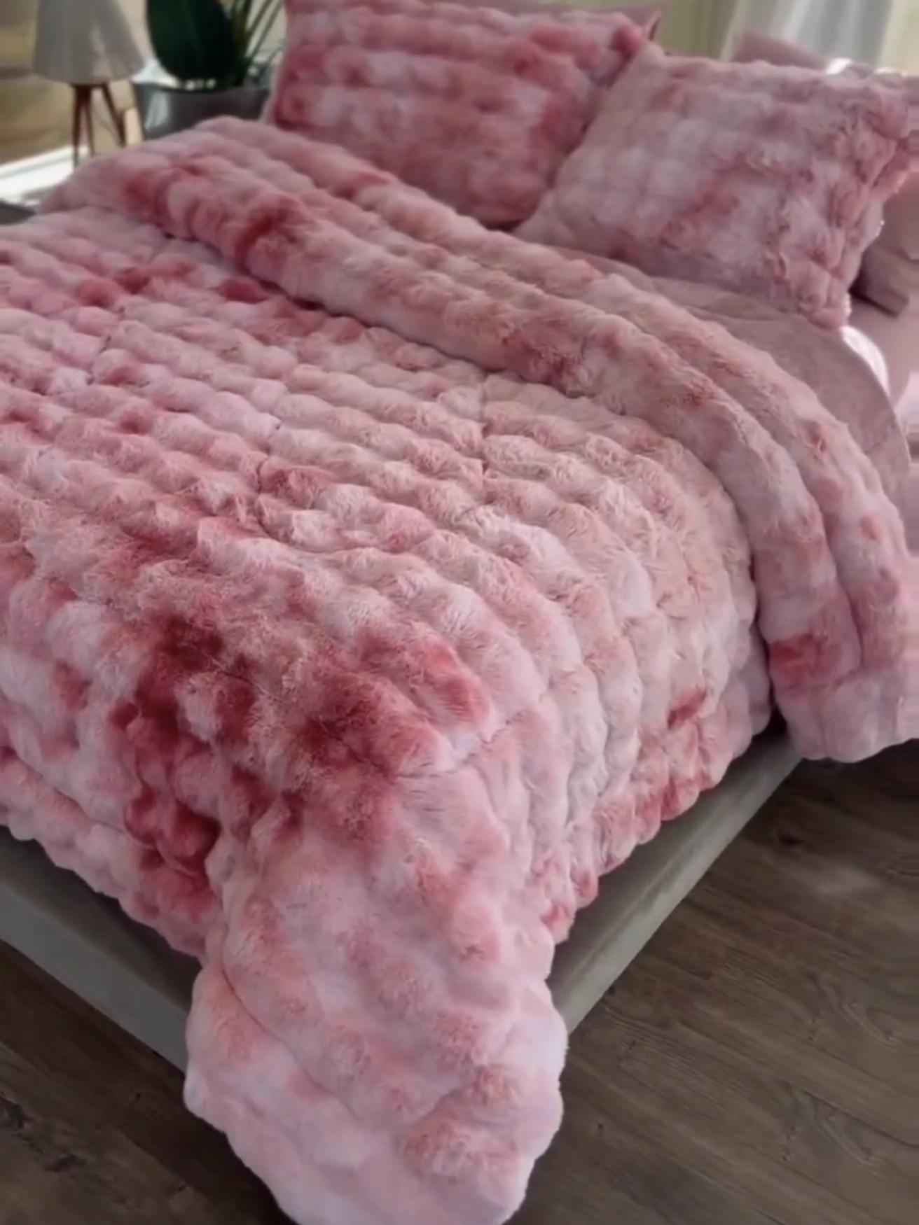 ✨ Cozy vibes, pretty in pink ❄️💗 Who’s ready to glow this winter? 💕 👉 Tap to order your favorite set now! #bedroomdecor #furniture #interiordesign #homedecor #fashion 