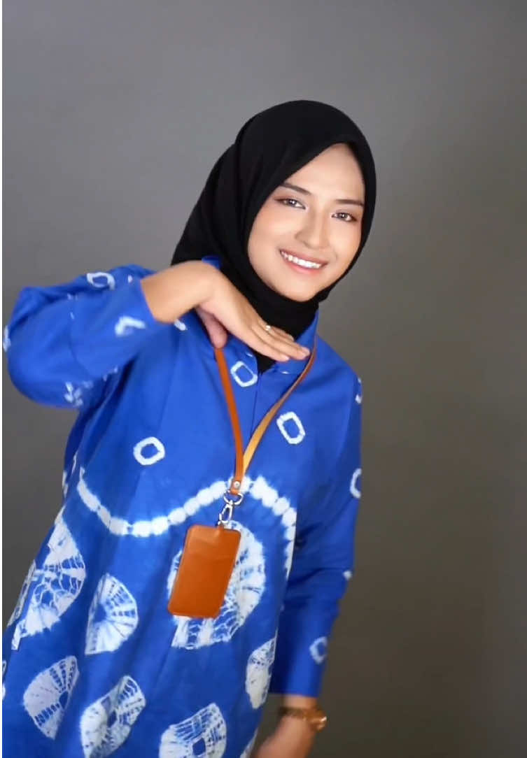 Motif Kirana dengan menggunakan batik jumputan membuatnya premium dan look nya makin manis ketika di kenakan✨😍. #batik #batikindonesia #batikpremium #blouse #fashion 