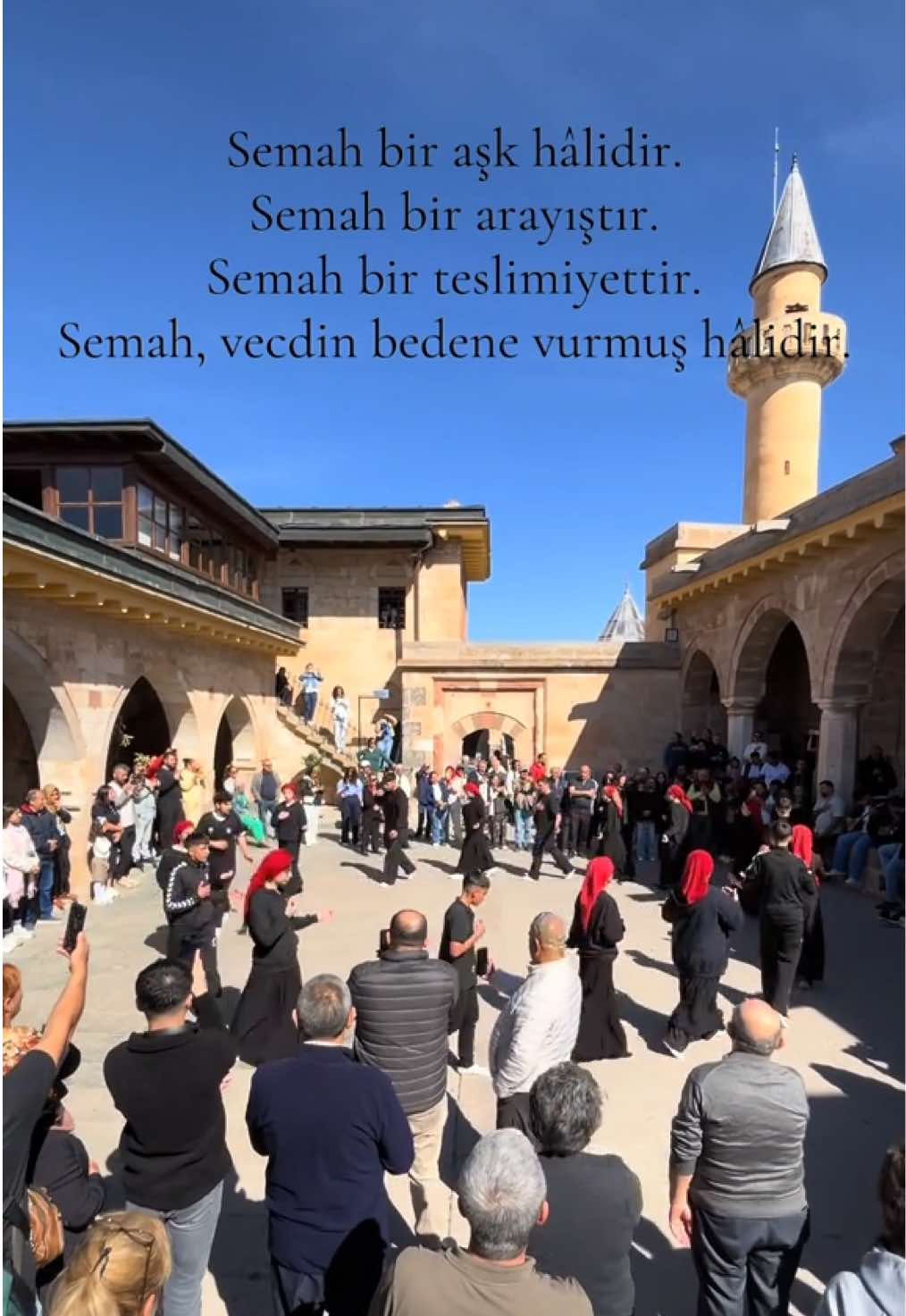 Yeller eser, deniz coşar, Irmaklar dağlardan aşar. Döne döne sular taşar, Ya ben niye dönmeyeyim? Biziz ümmeti naciler, Hak yolunda duacılar. Kâbe’de döner hacılar, Ya ben nice dönmeyeyim? #hacıbektaş #keşfetteyizzz #keşfet #yaali #semah 