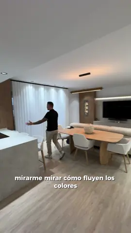 ¿Cómo sincronizar la cocina con el comedor sin que parezcan dos espacios diferentes? 👀 El truco está en unificar materiales y colores para que todo respire igual y el resultado sea un único espacio coherente, funcional y con estilo. 👉 En este proyecto lo resolvimos diseñando tanto la cocina como el salón, porque solo así se consigue unificar de verdad. ¿Tú lo prefieres abierto y sincronizado o separado a la vieja escuela? 👇 #diseñodecocinas #cocinasmurcia #diseñodeinteriores #formascocinas #ByMiguelGomez #interioriorismo