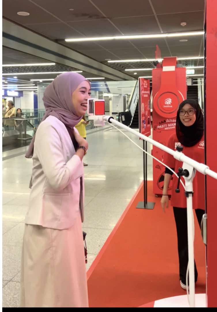 Nak hilangkan stress? Cuba jerit macam kitorang & menang setiap AAAAAhad dengan hotlink!  Use my code to get Menang Ahad extra spin : AHADFSHN Featuring my Hotlink ambassador friends in this #JeritCore compilation.  📍Datang ke LRT KLCC pada 3–5 Oct & borak dengan Hotlink Vending Machine.Bukan je fun, korang juga berpeluang untuk menang hadiah BESAR! 🎁 ✨ 2x Tiket Hausboom Fest (1,000 tiket untuk dimenangi!) ✨ RM500 top up ✨ F&B vouchers fav korang & macam-macam lagi! Ingat! Hotlink Menang Ahad, scan & menang! 🏆 @hotlink @hausboomhq  #Hotlink #MenangAhad #hotlinkhausboom #hotlinkcampusambassador2025 