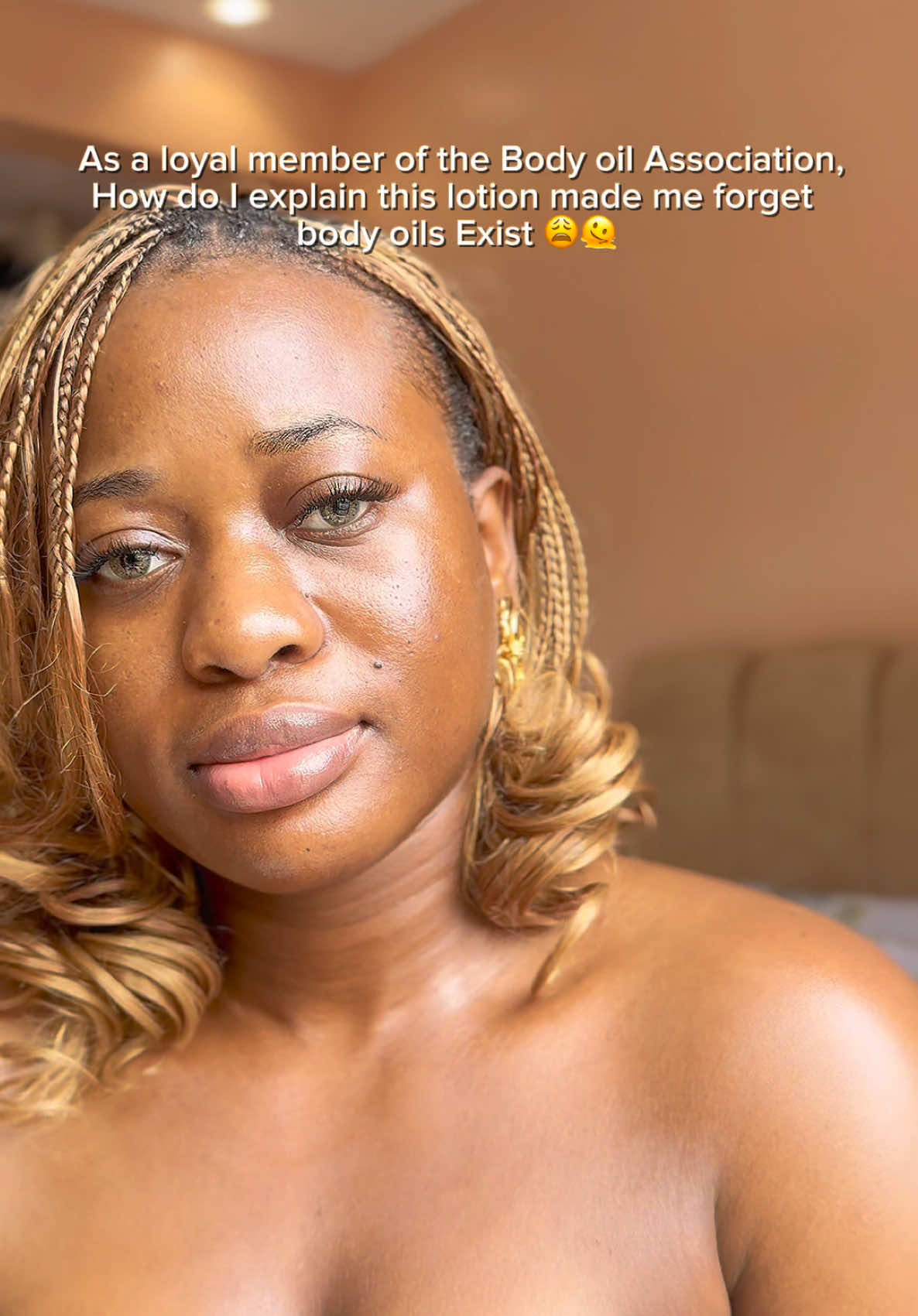 Name a body lotion that gives you this effect 🤭 #glowingskin #skincaretips #bodyoil #SkinCare101 #skincarecommunity 