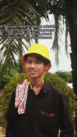 Seenggaknya gak beracun😹 Program pemerintah MBG (Makan Bergizi Gratis) merupakan program yang bagus, akan tetapi dalam pelaksanaannya banyak terjadi kelalaian hingga menyebabkan siswa keracunan beberapa waktu lalu. Disclaimer: video ini dibuat bukan untuk mengejek terkait musibah tersebut, tapi sebagai hiburan bagi penonton dan ajang kritik kepada pihak terkait agar dapat lebih baik lagi kedepannya.  Semoga kejadian seperti ini tidak terulang kembali. #mbg #keracunan #makanbergizigratis #meme #parody 