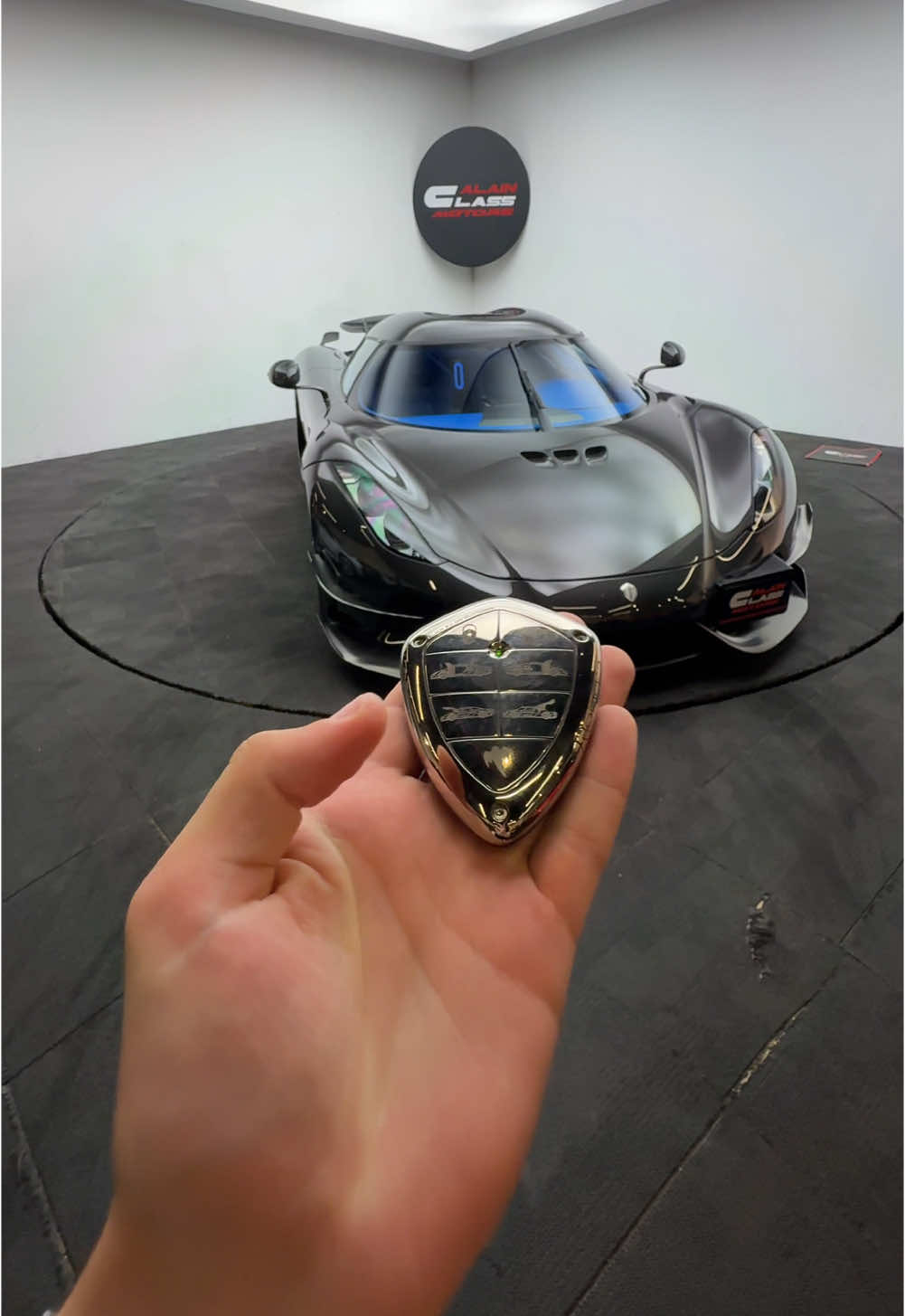 Nur 80 Stück weltweit und 3.2 Mio € für den Regera💙 #koenigsegg #regera #hypercar 