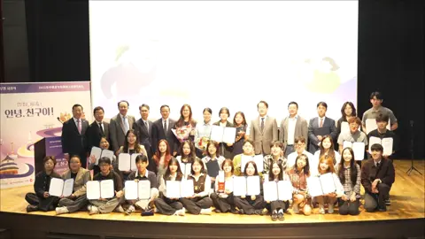 오늘, 주한중국대사관과 한국 중앙일보가 공동으로 주최한 한중청년 숏폼 공모전이 성황리에 막을 내렸습니다. 수상한 모든 청년 여러분에게 축하드립니다! 그들은 작품에서 중국과 한국의 다채롭고 친근한 모습을 보여 주며, 양국 국민 간의 따뜻함과 신뢰를 주목하고 편견을 없애고 이해를 증진시키고자 하는 바람을 표현했습니다. 저희는 현장에서 수상작 하이라이트 영상을 보며 깊은 감동을 받았고, 양국 청년들이 서로 알고 존중하며 친해질 것이라는 확신을 더 갖게 되었습니다. 앞으로도 중한 청년 여러분이 청춘의 활력을 발휘하여 양국의 우호 협력을 선도해 나가기를 기대합니다!