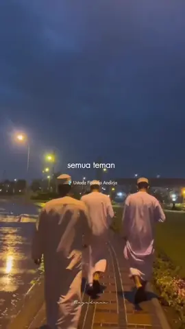 Pada akhirnya kita sangat dipengaruhi oleh siapa yang kita habiskan waktu bersama dengan diri kita . Lingkungan sosial kita terutama teman-teman terdekat, akan membentuk pandangan, karakter, dan bahkan nasib kita. Oleh karena itu bijaklah dalam memilih teman, karena mereka adalah cermin dari diri kita ❤️❤️❤️🌹🌹#reeltrending #viraltiktok #bijaklahdalammemilihteman 
