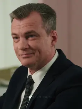 Состоятельному бизнесмену понравилась официантка | 🍿Сериал по ссылке в шапке профиля, под кодoм: «22538» | #richas_films #movie #моментыизфильмов 