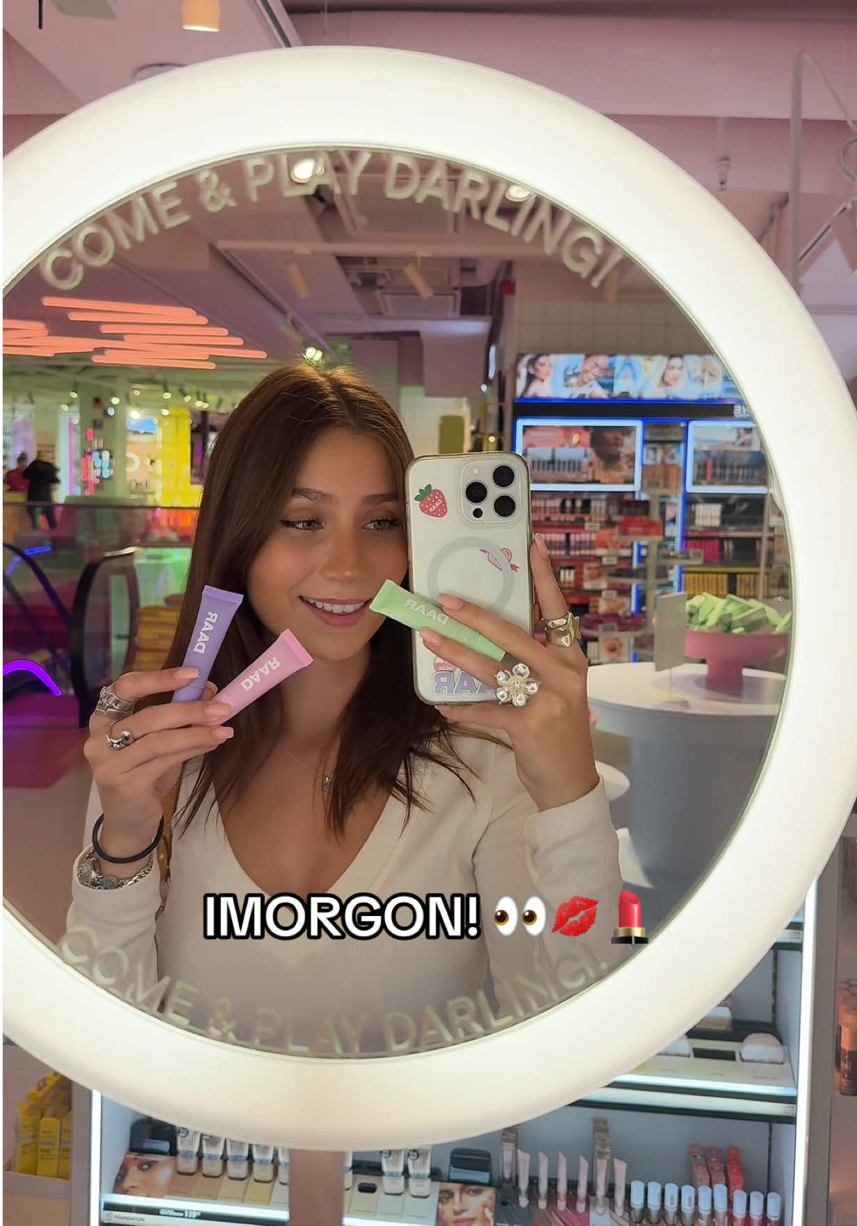Vilka är taggade på våra lip balms? Lanseras IMORGON i tre olika färger & dofter👀🍓🍦🍀