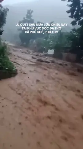 LŨ QUÉT SAU MƯA LỚN CHIỀU NAY TẠI KHU VỰC DỐC ĐÁ THỜ XÃ PHÚ KHÊ, PHÚ THỌ Do ảnh hưởng của cơn bão số 10, trên địa bàn tỉnh Phú Thọ đang có mưa rất to, nước từ thượng nguồn đổ về lớn, gây ngập úng, lũ quét, sạt lở đất tại nhiều khu vực. Bà con nhân dân lưu ý: 1. Tuyệt đối không ra ngoài, trừ trường hợp bất khả kháng. 2. Không đi qua khu vực dòng chảy mạnh, đập tràn, kênh mương, nơi có nguy cơ sạt lở.  3. Theo dõi dự báo thời tiết và thông báo của chính quyền địa phương để chủ động phòng tránh. 4. Khi có tình huống khẩn cấp, hãy liên hệ ngay với chính quyền, công an xã, dân quân, trưởng khu dân cư để được hỗ trợ. #PhuTho  #ConBaoSo10 #MuaLu #SatLoDat #DocDaTho 