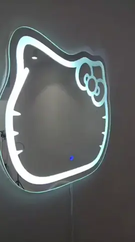 ✨ Espelho Hello Kitty com LED jateado 😻 Ilumine sua bancada com MUITO estilo! 💖 Perfeito para makes, skincare e fotos incríveis 📸 Toque para ligar a luz 🔆 Design fofo + funcional = amor à primeira vista! 💅🏼🎀 #diadascrianças  #hellokittybrasil  #espelhocomled  #MakeupMirror  #skincaretime