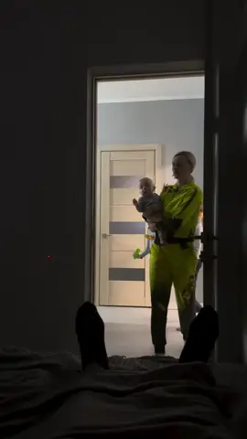 Мужу тоже отдыхать нужно, согласны? 😁… #многодетные #многодетнаямама #двойняшки #материнство #декрет                  