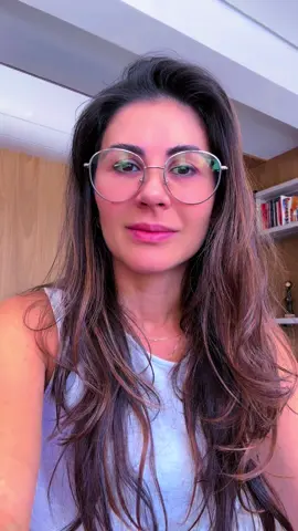 Já sentiu aquele chiado no ouvido que ninguém mais escuta? 👂 Esse som pode não estar no mundo real… ele pode estar dentro do seu cérebro. Entenda rapidinho por que isso acontece — e o que pode (ou não) estar por trás. Salve este vídeo e mostre pra quem você conhece que sofre com zumbido! 🔍 #zumbido #saúdeauditiva #ouvido #curiosidade #fisiopatologia             