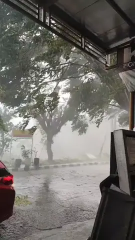 Hujan angin. Kejadian hari ini daerah Kuningan #kuninganjawabarat  #hujan  #viraltiktok  #pohontumbang  #kuninganrepost 