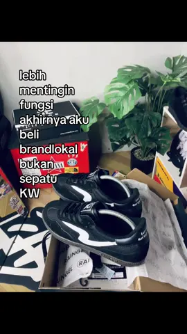 Lebih mentingin fungsi daripada gengsi tapi sepatunya kw🤭,#raingelfootwear #sepatucasual #brandlokal #casualoutfits #foryoupage 