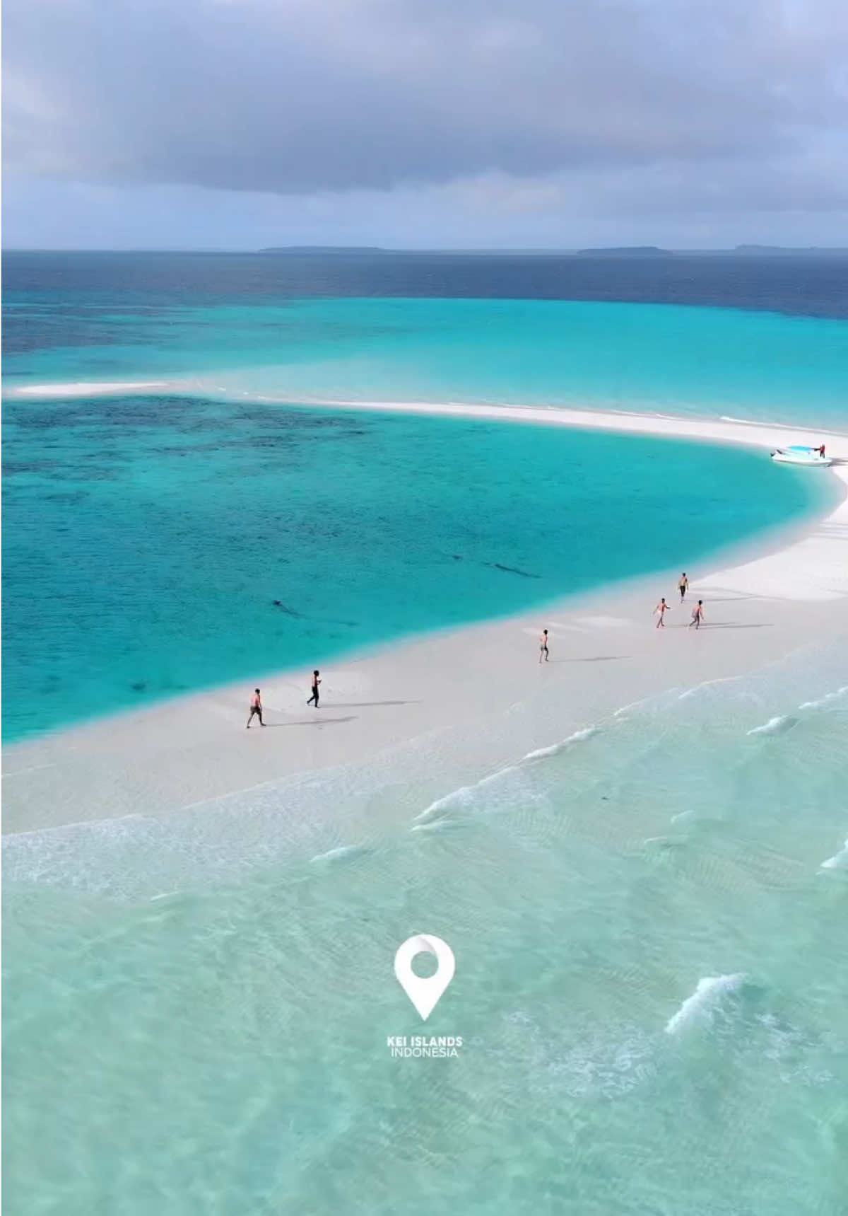 Soft white sands, crystal clear waters, and a serenity that feels like time stands still, the Kei Islands are Indonesia’s hidden slice of paradise waiting to be discovered.  Cr/ig: keiislands_indonesia, hafiedzuk23 📍 Kei Islands, Indonesia #WonderfulIndonesia #HiddenParadise #IslandEscape #OceanBliss #TropicalIndonesia