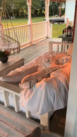 Making more of a point to find the good in the small things that make me happy. #farmhouse #oldhouse #midwest #countrylife #fallaesthetic 