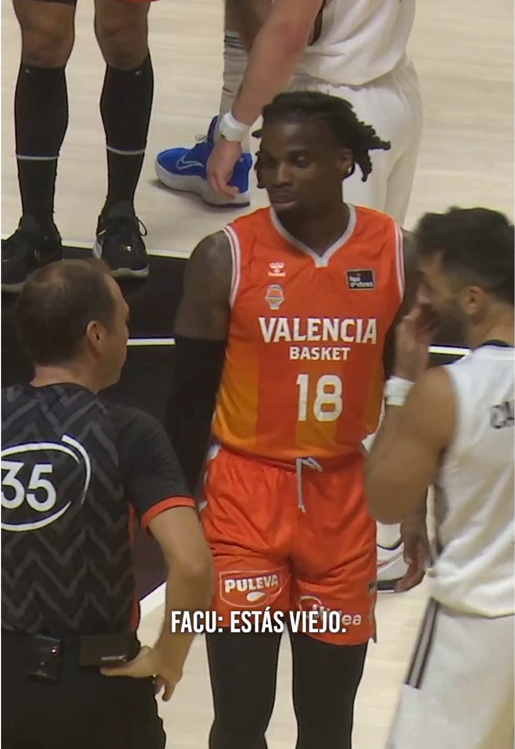 🎙️ “Ya es la segunda vez que me confundes” Hay pocas cosas que sean más BALONCESTO EN ESTADO PURO… que poder escuchar y vivir en primera persona una FINAL en la piel de un árbitro.  Emilio Pérez Pizarro, árbitro principal, con micrófono en el duelo entre @Real Madrid C.F. y @Valencia Basket Club. Simplemente, un 𝙏𝙀𝙎𝙊𝙍𝙊. #SupercopaEndesa #TikTokDeportes #BaloncestoEnTikTok #acb 