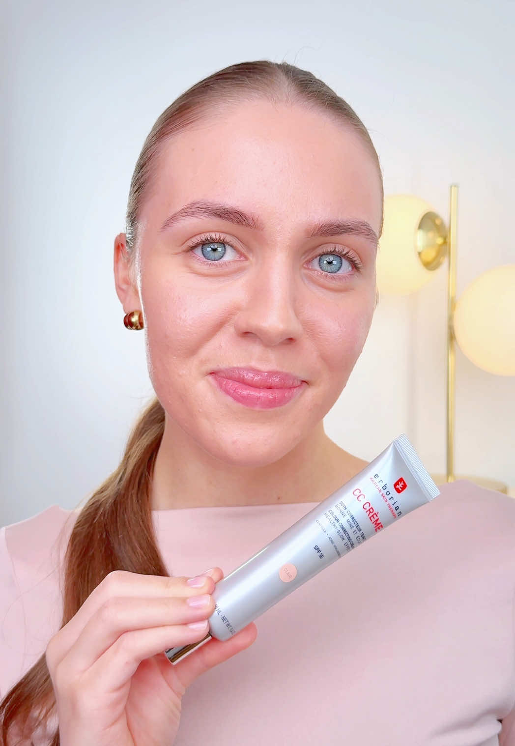 Plus de teintes, boostée en soins, un SPF 30, vous devez tester la nouvelle version de la CC Crème d'@Erborian France ! 🤩 En plus vous avez cette jolie trousse offerte pour une CC Crème 40mL achetée dans toutes les pharmacies partenaires dans la limite des stocks disponibles 🤍 #erborian #kbeauty #cccreme #skincare