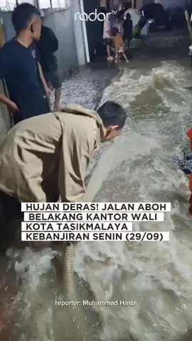 Dampak hujan deras, jalan aboh Kampung Padamulya yang tepat berada di belakang kantor Wali Kota Tasikmalaya kebanjiran. Karena derasnya arus air, air sampai masuk ke salah satu rumah warga bernama ibu Dadah. BPBD dan warga gotong royong untuk penanganan. #banjir #tasikviral #kotatasik #fyp #tasikmalaya 