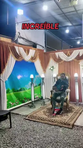 #Insolito #QueOpinanUstedes | 𝐕𝐄𝐋𝐀𝐍 𝐀 𝐏𝐑𝐎𝐅𝐄𝐒𝐎𝐑 𝐂𝐎𝐌𝐎 𝐒𝐈 𝐄𝐒𝐓𝐔𝐕𝐈𝐄𝐑𝐀 𝐋𝐄𝐘𝐄𝐍𝐃𝐎 𝐔𝐍 𝐋𝐈𝐁𝐑𝐎 𝐄𝐍 𝐂𝐇𝐎𝐒𝐈𝐂𝐀 📌  La pérdida del profesor de karate Henry Osorio Hidalgo, conocido con cariño como “El Profe”, ha marcado un precedente en la forma de rendir homenaje a un ser querido. En este caso, los restos de “El Profe” son velados de una manera muy peculiar, innovadora y bastante llamativo. 