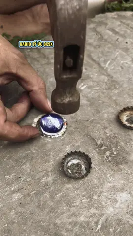 Ngày ấy, đập dẹt cái nắp chai, vừa chơi vừa sợ… nhưng vẫn mê, nghịch đến nỗi bố mẹ nhìn thấy cấm tiệt 😂 #kyuc8x9x #hoainiem #tuoitho #fyp 