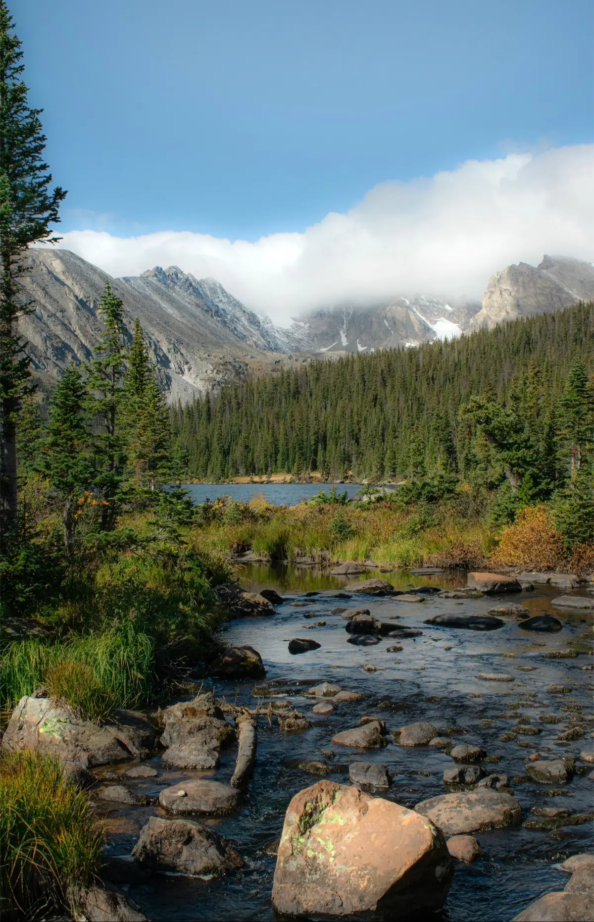 Started off on a sunny and brisk morning on September 18th 🥶 I found this hike easy-moderate. There was a small but slick water crossing right before the lake and witnessed a man slip and fall onto his back- so be careful out there! :) the lake was a bit low due to the time of year, but still so so beautiful!!  Time (with plenty of stops for photos): 3 hours Length: 5.7 miles Elevation gain: 522 ft 