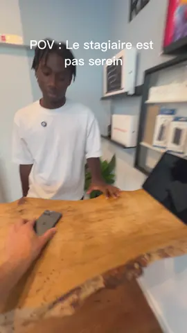 En vrai il est efficace et pro 😅 #TechTok #PhoneRepair #HumourTikTok #RéparationTéléphone #FYP     