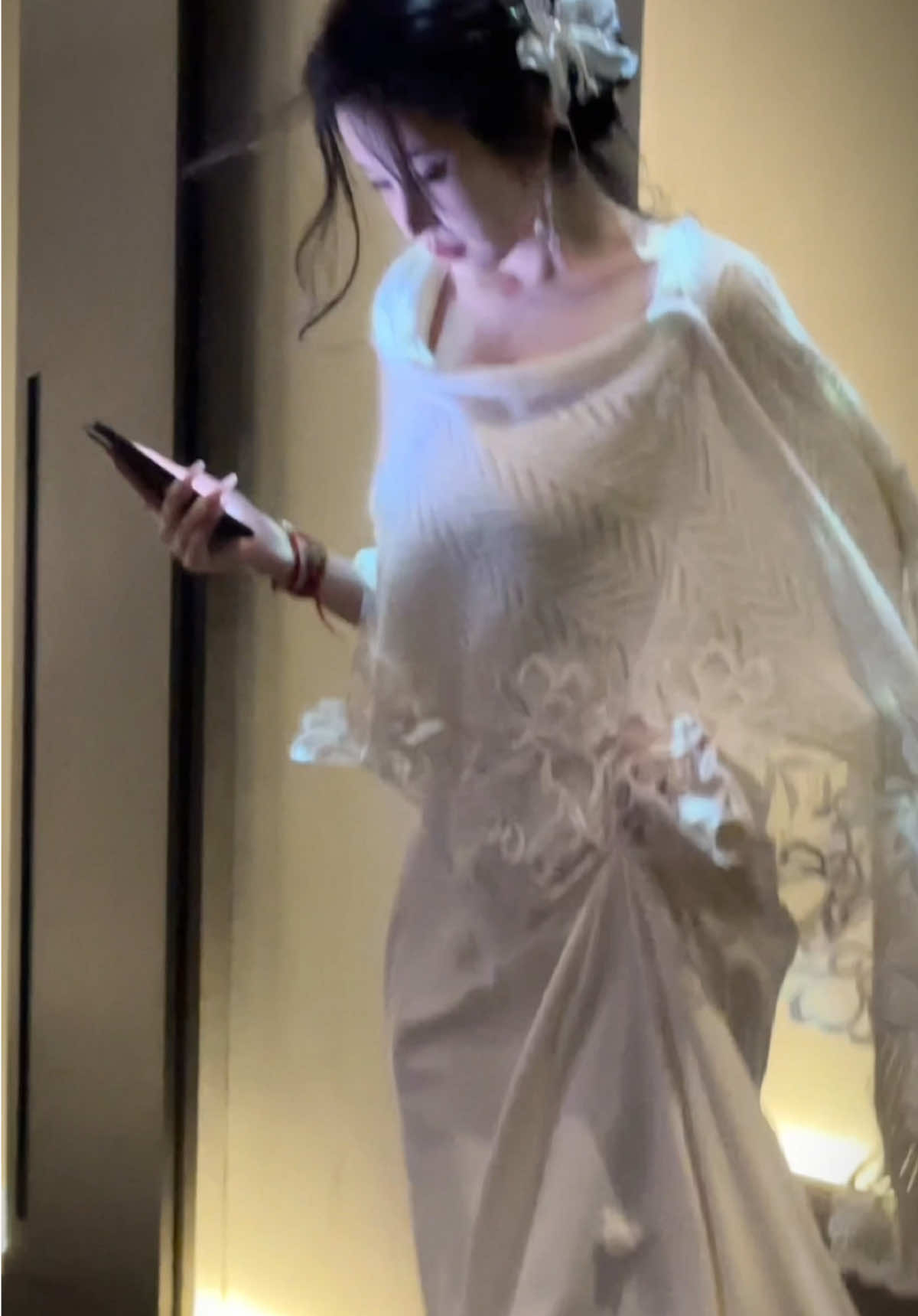 Mỗi người đều có một con đường riêng và em chọn đồng hành chứ không chen lấn, chọn yêu thương chứ không chọn ràng buộc #lienmelodystudio #orderquangchau #outfitoftheday #fyp 