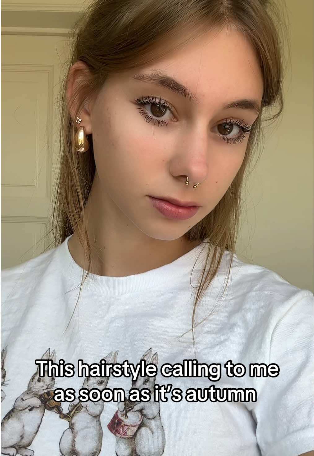 Claw clip half up have downs always shirt from @In Print We Trust #halfuphalfdown #clawcliphalfuphalfdown #fallhairstyle#halfuphalfdowntutorial #hairstyletutorial  Claw clip half up half down fall hairstyle, half up half down hairstyle, fall hairstyle, autumn hairstyle 