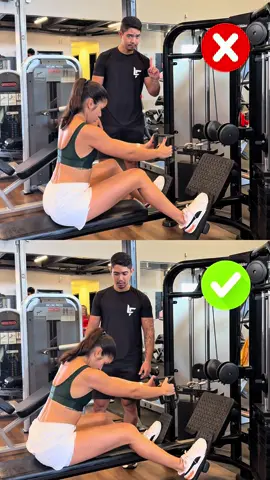 🚨 ERRADO x CERTO na Remada Baixa! ❌ Arredondar as costas, puxar sem controle e trazer o pegador até o peito só sobrecarrega a lombar e tira o foco do treino. ✅ O ajuste ideal é puxar o pegador na linha do umbigo, sempre com: • Coluna reta e abdômen firme • Tronco estável, sem balanço • Cotovelos fechados junto ao corpo • Controle total em cada repetição 🔥 Assim você ativa de verdade as costas e conquista muito mais definição! #dicasdetreino #treinodecostas #treinofeminino #musculação 
