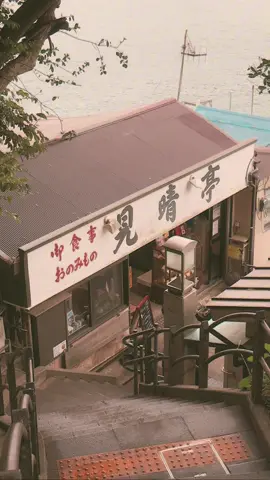 Chúng ta sẽ không nhớ một thành phố, cho đến khi thành phố ấy trở thành kỉ niệm.  #handoutwithlynn #fypシ゚ #enoshima #japanlife🇯🇵 #travelwithlynn 