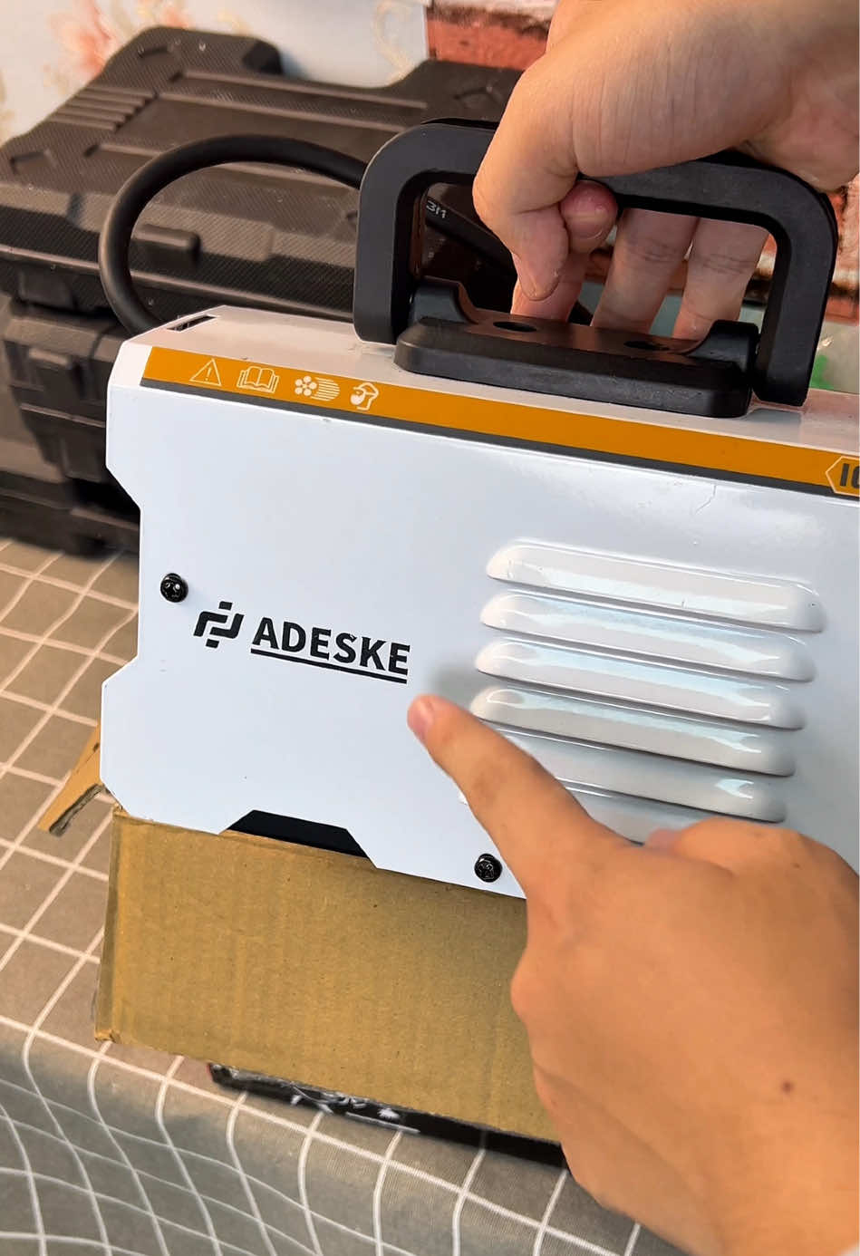 Repair clothes poles at home, portable welder holds well#weldingmachine #migwelder #portableweldingmachine #welder #householdweldibgmachine 