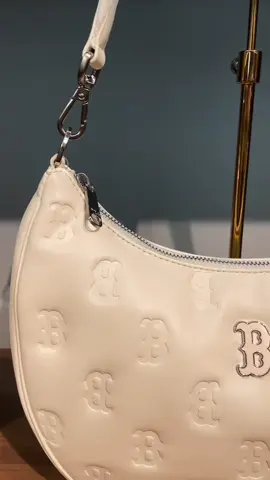 ✨ HOT SALE – MLB BAG ✨ Hai mẫu túi MLB cực hot nay đã GIẢM GIÁ SỐC 🔥 👜 MLB Boston Cream – tone kem sang xịn, mix outfit nào cũng chuẩn! 👜 MLB New York Black – đen huyền bí, cá tính, chất chơi cực đỉnh! Form nửa vầng trăng trendy, logo dập nổi sang trọng, vừa xinh vừa tiện lợi. 💥 Săn ngay để không bỏ lỡ deal siêu hời! 👉 Bạn chọn team Boston ngọt ngào hay New York cá tính? #MLB #MLBbag #Sale #OOTD #fashiontiktok  ————————— Nhận vận chuyển toàn quốc ————————— 📍Gian hàng MLB, Tầng 1 - TTTM Sense City, Tòa nhà Gigamall, 240-242 Kha Vạn Cân, P.Hiệp Bình, TP.HCM 📱Zalo: 0774932589 ☎️Hotline: (028) 3620 9283