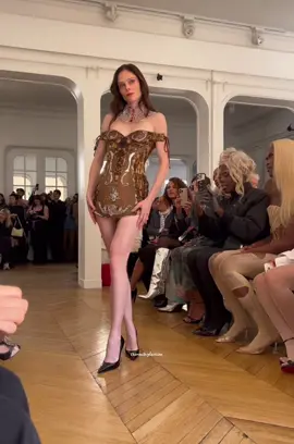 NEW!! #CocoRocha opening #Weinsanto SS26 ❤️ #parisfashionweek #therealbigfashion @weinsanto 