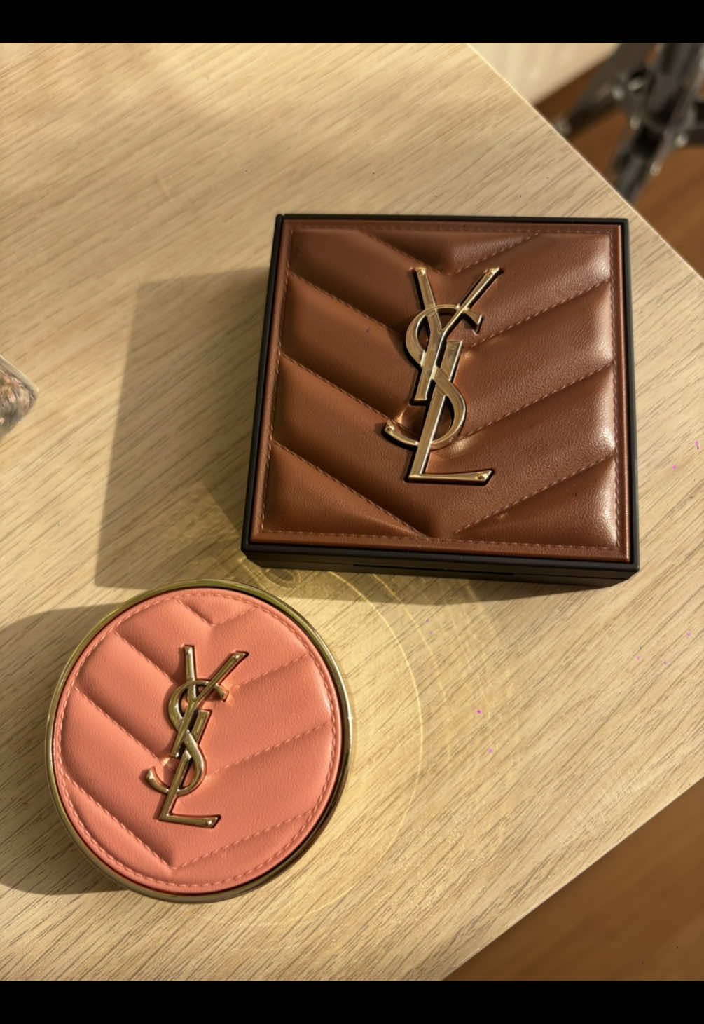 On ouvre mon colis ensemble.  Dedans s’y trouve, un blush et un bronzer de chez @YSL Beauty  Et le merveilleux calendrier de chez @Nocibé France  N’hésitez pas à commander sur leur site 🙂