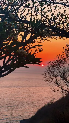 📍Senggigi beach, Lombok NTB #lombok #nusatenggarabarat #sunset 