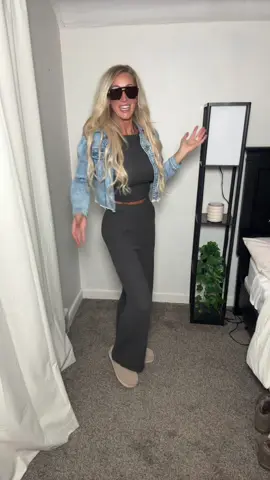 This is casual yet put together! This set is busy mom approved! #momfit #momfashion #casualoutfits #fallfashion #2pieceset 