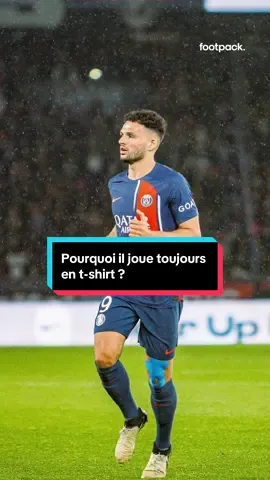 Son secret pour mieux jouer ? Être en manches courtes Ça peut paraitre un détail, mais les pros ne laissent rien au hasard et ont leurs petites habitudes. On a demandé à Gonçalo Ramos quelle était la sienne. Et vous, vous jouez en manches courtes ou longues ? #sportstiktok #football #nike #psg #ramos 