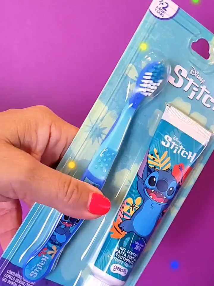 🦷✨ Crear el hábito de lavarse los dientes desde pequeñ@s es un súper poder para toda la vida 💪💙 Con nuestros sets dentales de Stitch y Sonic la rutina se convierte en un juego: cepillo, pasta (con 1.000 ppm de flúor) y todo lo que necesitan para sonrisas sanas y felices 😁🌈 El 6 de octubre es el Día de la Sonrisa, y nuestro trabajo es mantener esos dientes sanos. Porque los héroes y aventureros también cuidan su sonrisa ⭐ 📍Encuéntralos en los principales supermercados y farmacias ✨ Creando Momentos Mágicos #GelattiKids #Stitch #Sonic #SetDental #SonrisasFelices #CuidadoInfantil #CreandoMomentosMágicos