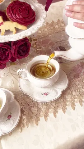 【東京】お姫様になれるアフヌン見つけた‥👸🏰🤍薔薇が咲くアップルティー可愛すぎでしょ🍎✨ \9/3ニューオープン/ 【atelier renard Harajuku】##原宿📍 東京都渋谷区神宮前3丁目18-27 パルク表参道2f 🚶‍原宿駅から徒歩10分 🕒 Lunch 12:00-17:30 予約各90分制 　　①12:00-13:30 （13:15 L.O） 　　②14:00-15:30 （15:15 L.O） 　　③16:00-17:30 （17:15 L.O） 　　Dinner 18:30-22:00 予約各90分制 　　①18:30-20:00（19:45L.O） 　　②20:30-22:00 (21:45 L.O) 📝事前予約必須 🏷️menu┈┈┈┈┈┈ ☑︎RENARD AFTERNONN TEA ROSE 2名様用11,000円（1名様用5,500円） 木苺のドーナツ カシスマカロン ヨーグルトクリーム&グラノーラ いちごソースかけ きつねのクッキー ローズタルト 旬野菜のガスパチョ ローストビーフ（ローズソース赤ワイン仕立て） 生ハムとオリーブのタルティーヌ 赤トマトのピクルス ☑︎花咲くアップルティー　+500円 ┈┈┈┈┈┈┈┈┈┈┈┈┈┈┈┈┈┈┈┈┈┈┈┈ ##atelierrenardHarajuku#ヌン活#アフヌン#原宿カフェ  