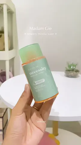 kemasan versi bisa dibawa kemana mana tanpa khawatir makan tempat nih #madamgiemicellarwater #micellarwater #madamgie #micellarwatermadamegie #hapusmakeup 