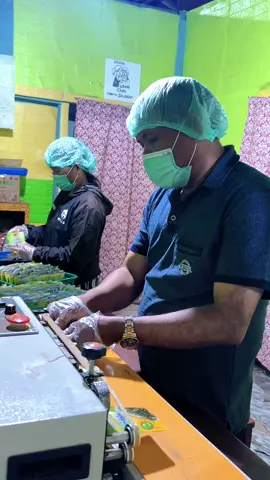 Halo semuanyaaaa sudah bisa dipesan yah di keranjang kuning, terima kasih untuk teman-teman yang menyaksikan live tadi dan yang sudah memesan. Sudah bisa kesemua kota di Indonesia, 100% Original Andaliman  @CHRISTA BROOK SILABAN 