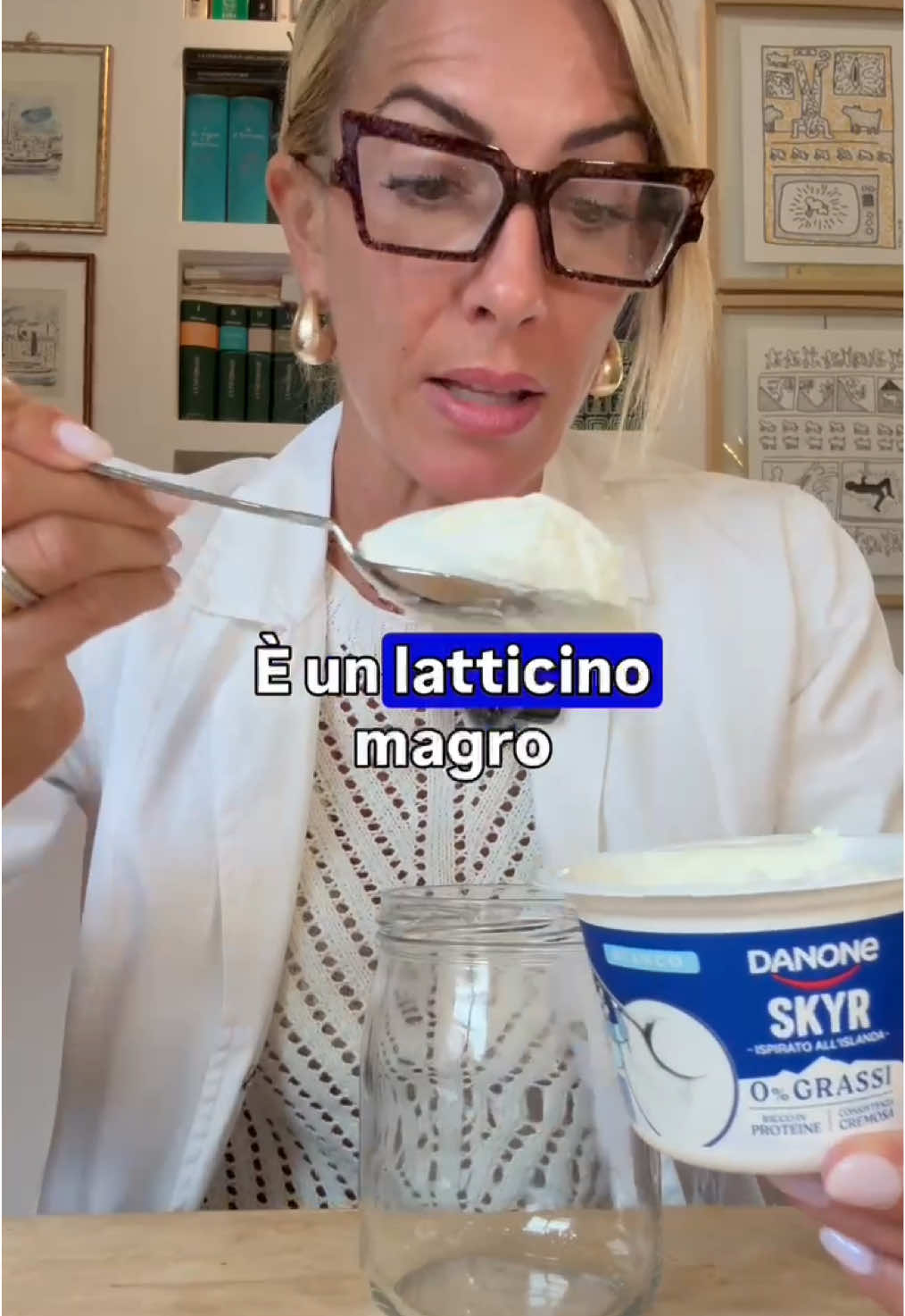 Che parola strana: SKYYYYRRRR! Come ti ho spiegato nel video, non è un nome strategico per creare una moda o per andare dietro a un trend, ma lo SKYR è così per natura. Senza grassi, ricco di proteine e questo di Danone, in particolare, risulta cremosissimo grazie ad un processo brevettato che con la scelta di fermenti selezionati, consente di avere un prodotto con un profilo sensoriale unico. Questo lo rende veramente utile e versatile per creare colazioni e merende buonissime, sia dolci che salate come quella che oggi ti ho mostrato nel video.   Ingredienti: · 1 Skyr Danone · 30 g cereali al cioccolato · 100 g di mirtilli freschi · 5 g di scaglie di mandorle   Fammi sapere nei commenti come lo proveresti e… che ne dite se nel prossimo video vi insegno alcuni abbinamenti equilibrati ma super buoni per altre colazioni? #ADV #danoneskyr 