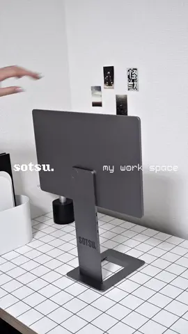 美しすぎて見惚れるSOTSUのポータブルモニターが我がデスクにやってきた💻✧ ものことです🧑🏻‍💻𓂃𓈒𓏸 @room___room___room ずっと気になっていた SOTSU @sotsu_official のモニターを ついにお迎えしました🌟 どの角度から眺めても惚れ惚れする 完成されたデザイン。 無駄を削ぎ落とした設計の中に、 優雅ささえ漂う―― まさに“ミニマリストの極み”と 呼びたくなるポータブルモニターです。 しかも美しいだけじゃない。 精巧に仕上げられた 超薄型メタルボディ（なんと薄さ6mm！）に、 最高級の4Kディスプレイパネルを搭載。 作業の心地よさが、一段と高まりました🪽 さらに、180度回転ディスプレイで 角度調整も自由自在👍 PCとの連携もスムーズで、 使うたびに感動があります🥹 見て、触れて、使うたびに思わず 「最高…」と唸る日々✨ これはもう、 ガジェットを超えた“芸術作品”。 ひさしぶりに 心動かされるガジェットに 出会ってしまいました🫰🏻🫰🏻🫰🏻 ✎＿＿＿＿＿＿＿＿＿＿＿＿＿ FlipAction Elite 16インチ 🔗【https://www.sotsu.com/products/flipaction-elite-16?variant=46314945118434】 ディスプレイサイズ：16インチ 解像度：3840 × 2400（16:10 / 4K） 輝度：450 nits コントラスト比：1200:1 色域：100% DCI-P3 リフレッシュレート：60Hz 消費電力：最大15W 本体サイズ：36.6 × 23.6 × 1.3 cm 重量：モニター 約925g / スタンド 約435g 素材：フルアルミニウムフレーム、超薄型メタルボディ ✎＿＿＿＿＿＿＿＿＿＿＿＿＿ #モニター #デュアルモニター  #4Kモニター #ポータブルモニター  #ガジェット