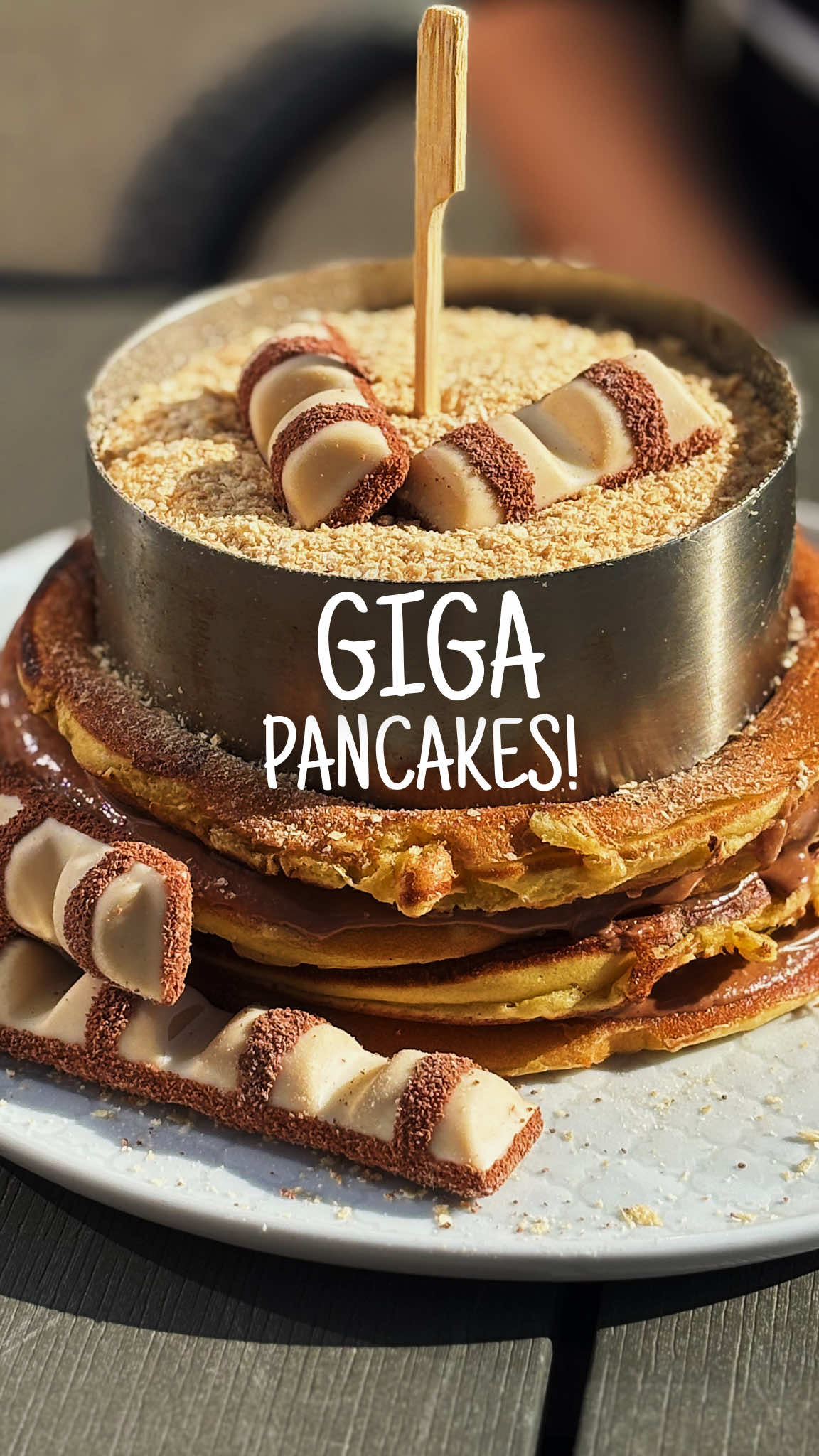 Największe Pancakes w Trójmieście… a może i w całej Polsce?! 🥞 W Cafe Antidotum czeka na Was prawdziwe wyzwanie — góra puszystych pancakes o łącznej wadze około 1 KILOGRAMA! 😱 👉 Pancakes dostępne są w różnych wariantach smakowych, więc każdy znajdzie coś dla siebie 🍫🍓🍯 👉 Aby podołać tej słodkiej misji, należy je zamówić z co najmniej jednodniowym wyprzedzeniem ⏰ 👉 Na samym szczycie znajduje się ring wypełniony kremem, który… musicie unieść sami!  💪 To moment, który aż prosi się o kamerę 🎥✨ i pamiętajcie, że dostępne są opcje na słodko, jak i na wytrawnie! Do zobaczenia 👋🏻  📍Cafe Antidotum ✈️ Pilotów 3/32, Gdańsk  📞 798 963 414 Strona internetowa w BIO ⬆️ #jedzenie #viral #hit #gdansk #pancakes    