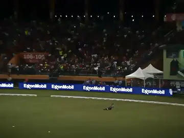 Best catch in the cricket history 🥶  #growmyaccount #foryou #babarazam #viewsproblem😭 #unfreezemyacount 