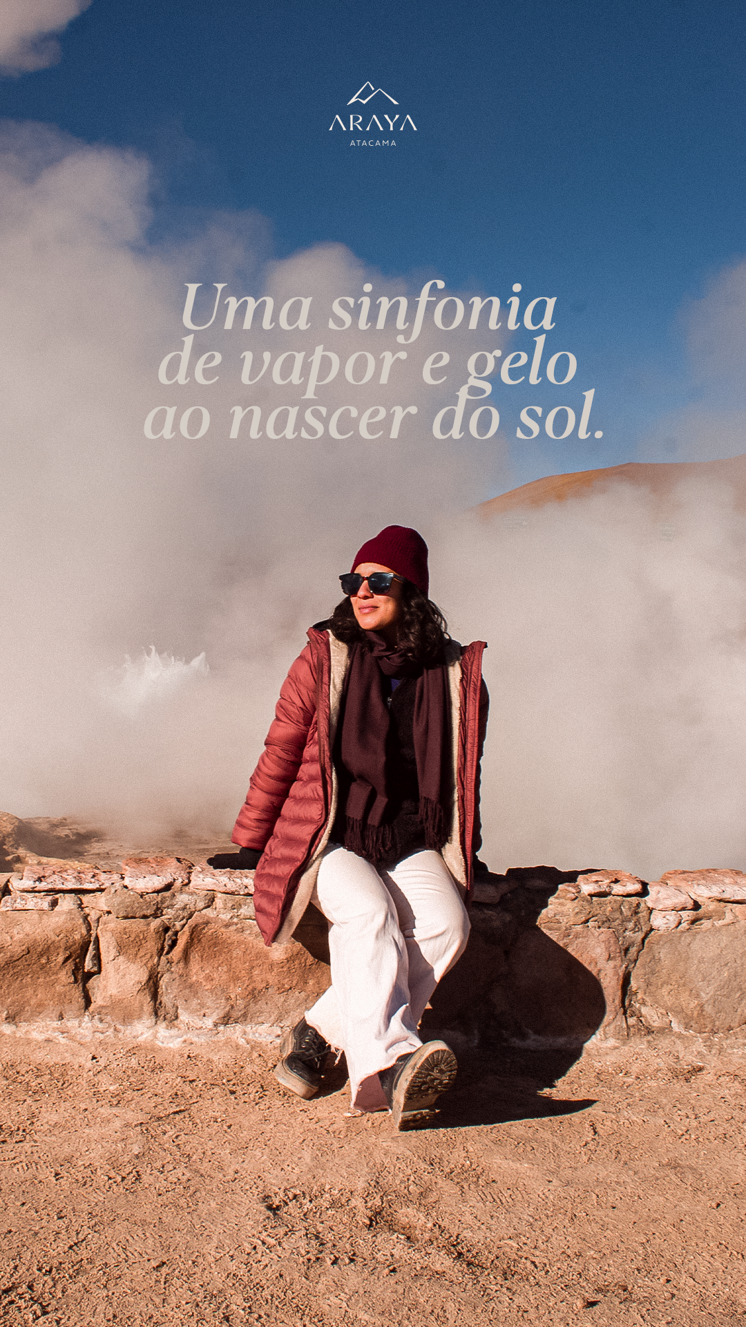 Geyser el Tatio: um clássico do Atacama Esse é um dos passeios mais famosos do Atacama, onde visitamos um campo geotérmico com dezenas de gêiseres em atividade. Para ver o espetáculo, precisamos sair antes do nascer do sol, já que, conforme a região aquece, as fumaças vão diminuindo. O detalhe é que estamos a mais de 4.000m de altitude, e o frio aqui é intenso: as temperaturas ficam quase sempre abaixo de zero, variando entre -1ºC e -18ºC dependendo da época do ano. 🥶 Por isso, o segredo é vestir-se em camadas: base térmica por baixo, peças que segurem a temperatura (como lã, fleece ou pluma) e uma jaqueta pesada por cima. Não esqueça dos acessórios: luvas, touca, cachecol e meias quentes fazem toda a diferença. 👉 Aqui na Araya, temos palmilhas e sachês térmicos que ajudam a manter o corpo aquecido nesse frio extremo (3.000 pesos cada par) e você também pode alugar casacos de frio. (serviços disponíveis apenas para nossos clientes) Após percorrer o complexo dos gêiseres, servimos o café da manhã com uma vista especial. (Se você for daqueles que sente fome cedo, pode comer algo antes do passeio). E a experiência não termina aí: ao longo do trajeto, ainda fazemos paradas para contemplar a paisagem e, com sorte, encontrar alguns animais da região, como vicunhas, flamingos e vizcachas. Vado Putana, Pueblo e Vado Machuca são os outros locais que visitamos. Esse clássico do Atacama já está no seu roteiro? Se quiser incluir, fale com a gente pelo link na bio e vem viver o deserto! 😍 #arayaatacama #arayaexpedicoes #atacama #chile #bolivia #peru #japao #viagem #patagonia