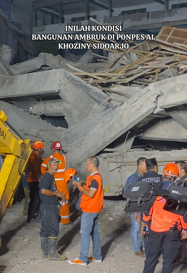 Bangunan musala di Pondok Pesantren Al-Khoziny, Kecamatan Buduran, Kabupaten Sidoarjo, Jawa Timur, ambruk saat proses pengecoran lantai empat pada Senin (29/9/2025) sore. #alkhoziny #buduran #sidoarjo 