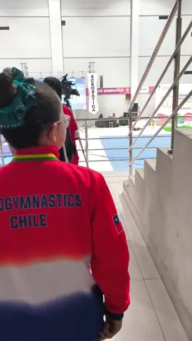En el Sudamericano de Gimnasia Acrobática logramos, como siempre TODOS JUNTOS !! Una medalla sudamericana de bronce es el metal, pero el verdadero tesoro es el corazón de oro puro que corrió directo al cuello de su madre. Es la imagen de la gloria que entiende que cada kilómetro, cada renuncia y cada lágrima de esfuerzo diario fue compartido. El triunfo de la atleta es el eco del amor y sacrificio de la madre. ¡Un momento inolvidable! 🥹 #familia  #amor  #gimnasia   #deportista  #depoetista 